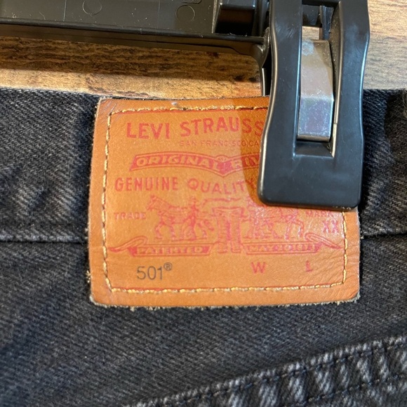 Levi's black vintage cut off denim shorts - Picture 2 of 6